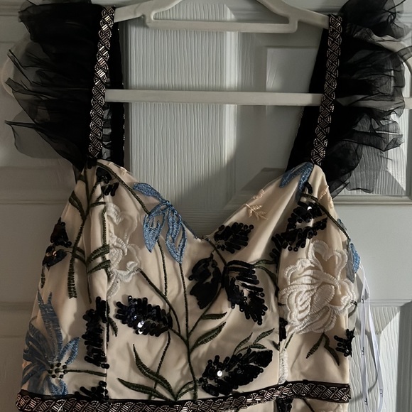 Hand embroidered dress size medium never worn tag still on! - Picture 2 of 3